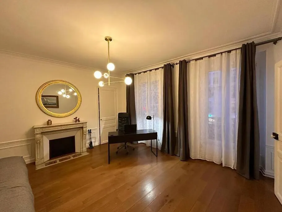 So Chic 72 Montmatre D'exception * Parijs