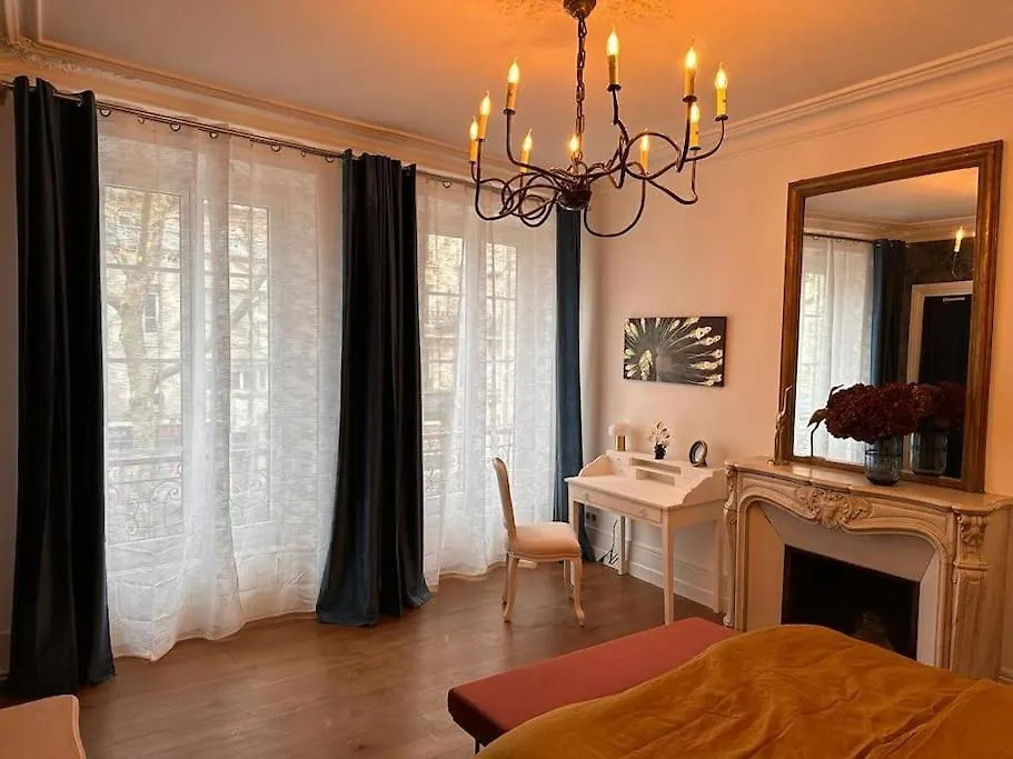 So Chic 72 Montmatre D'exception * Parijs